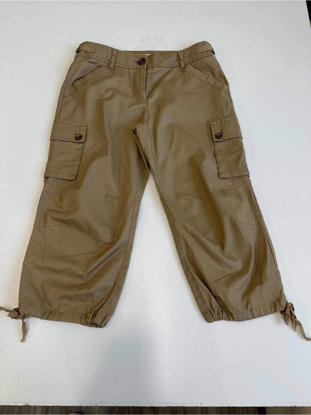Trina Turk Women’s Khaki Relaxed Fit Cropped Cargo Capri Pants Sz 8 Bottom Hem